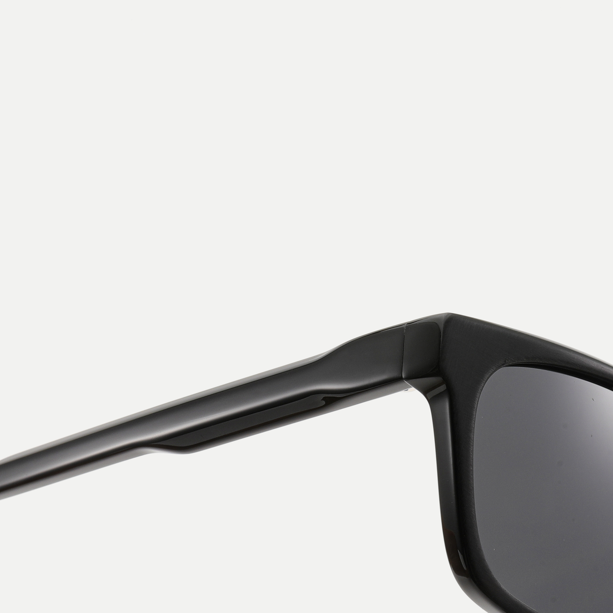 Seren black / smoke sunglasses, frame detail