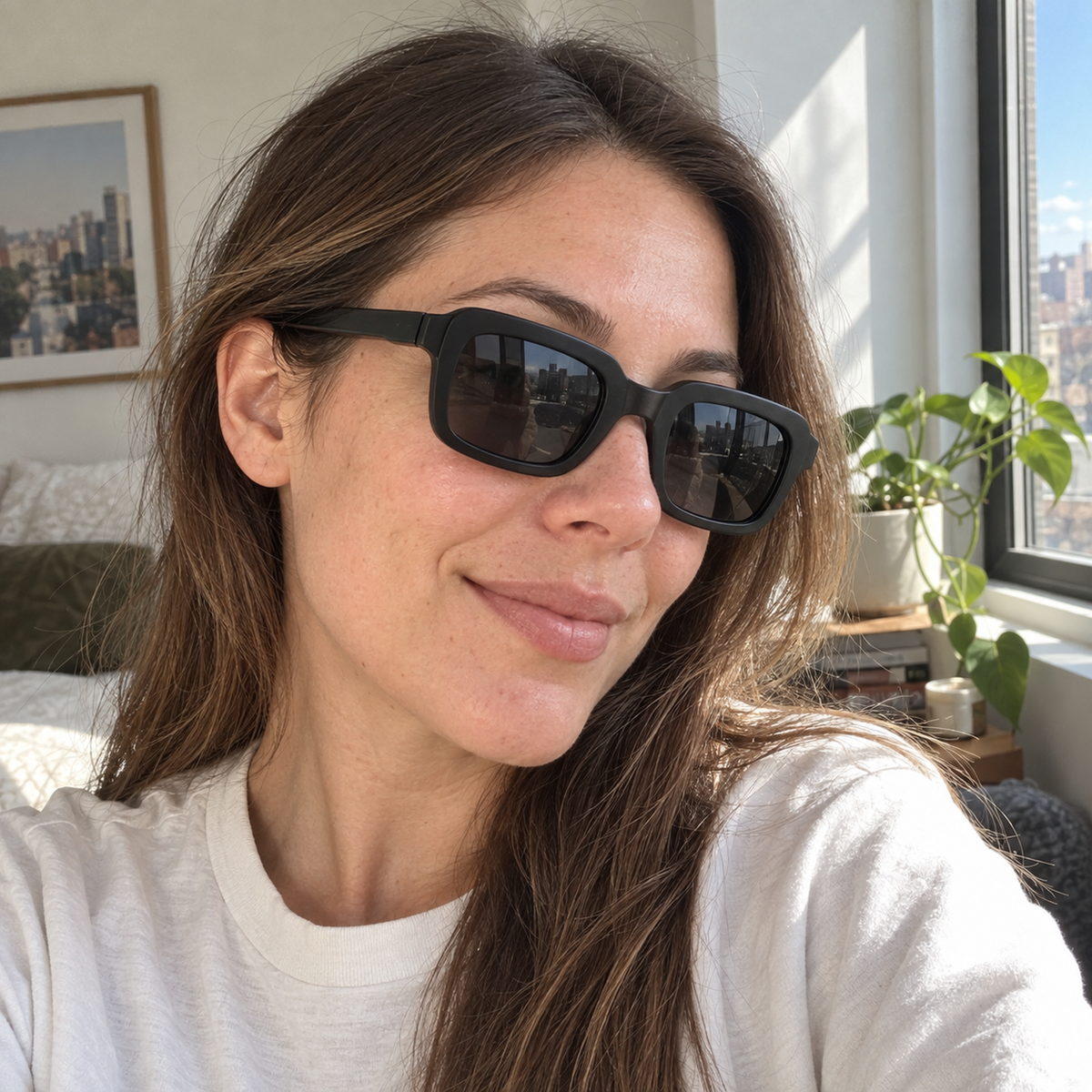 Wren black / smoke sunglasses, lifestyle view