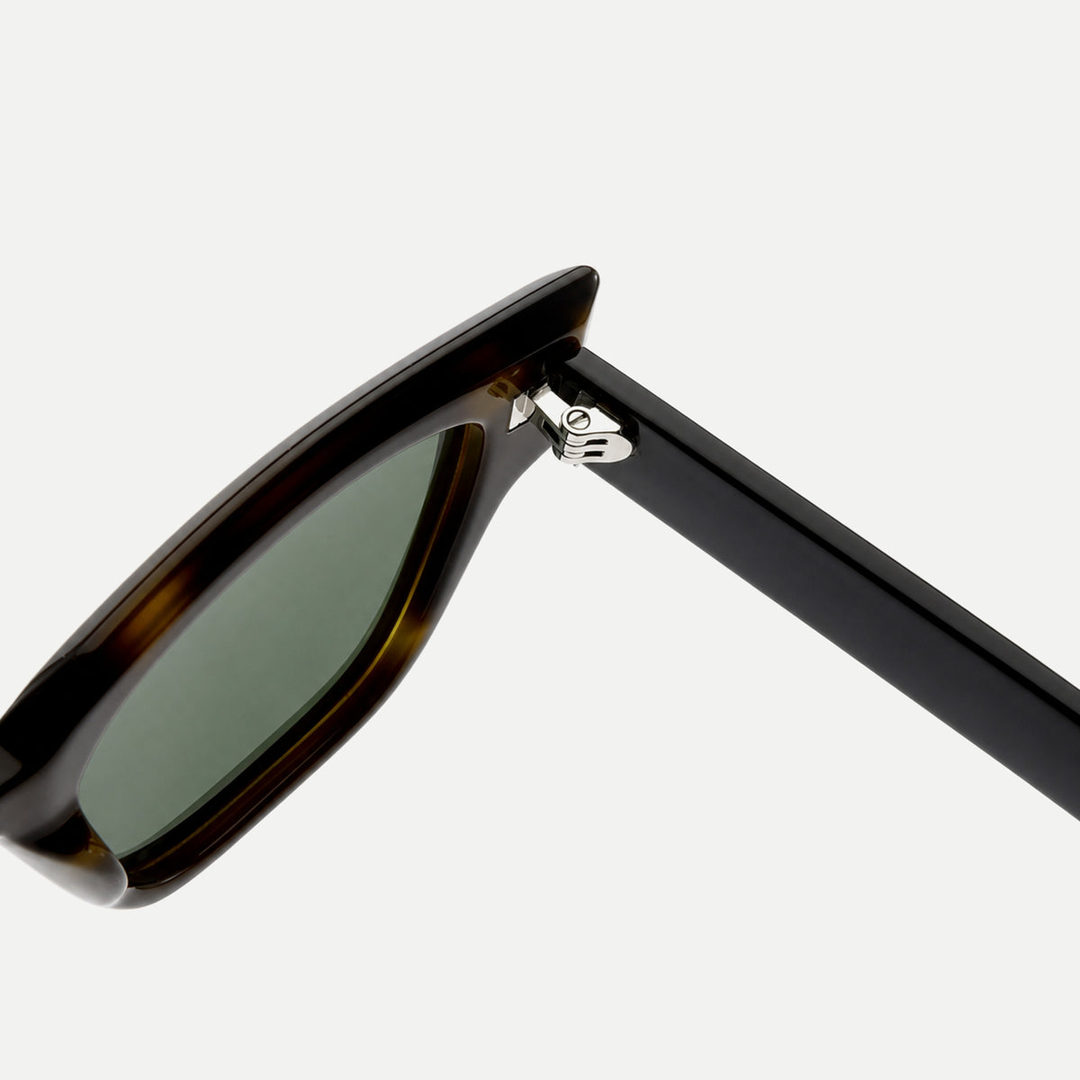 Arden sunglasses - Black / Green - hinge detail