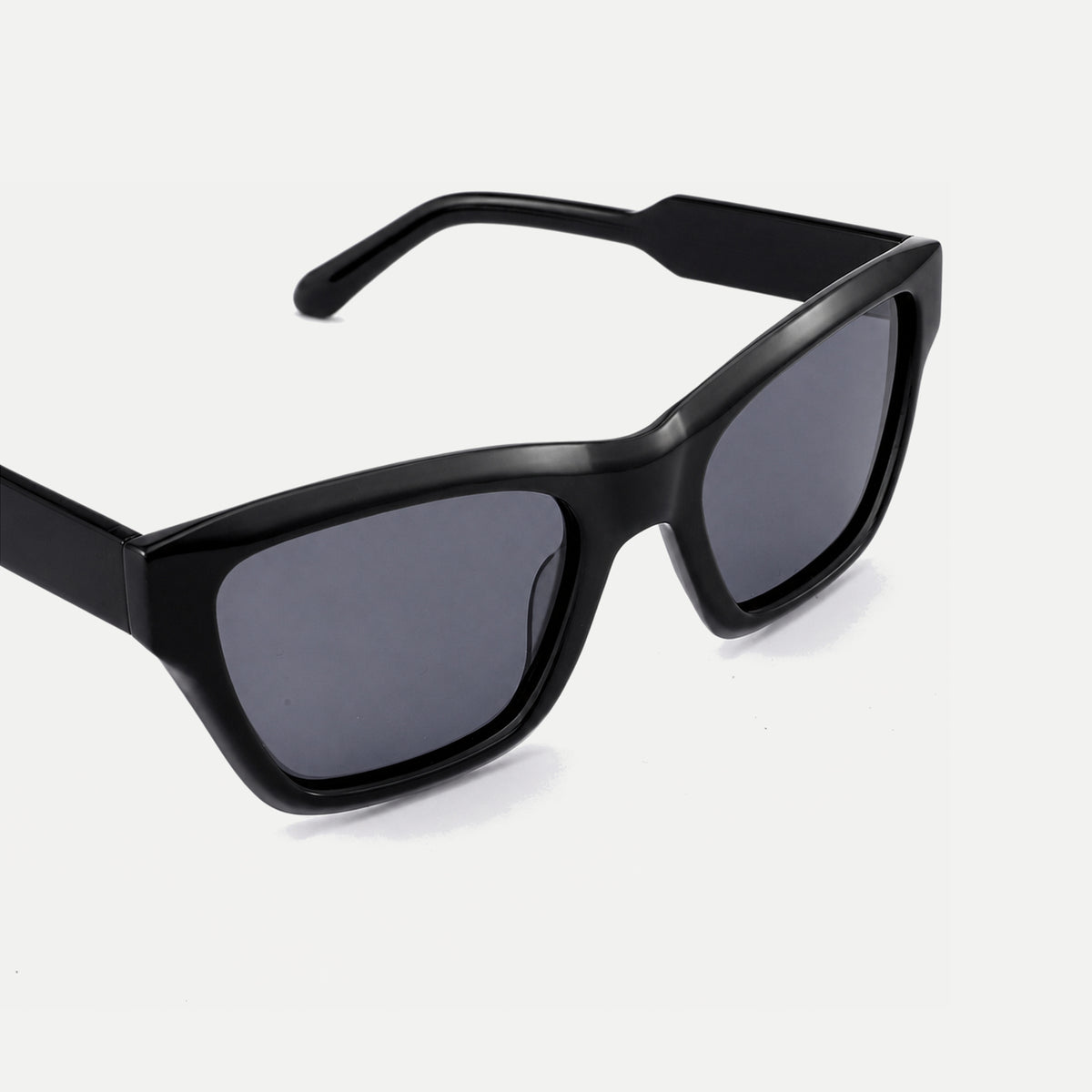 Reese sunglasses - Black / Smoke - hinge detail