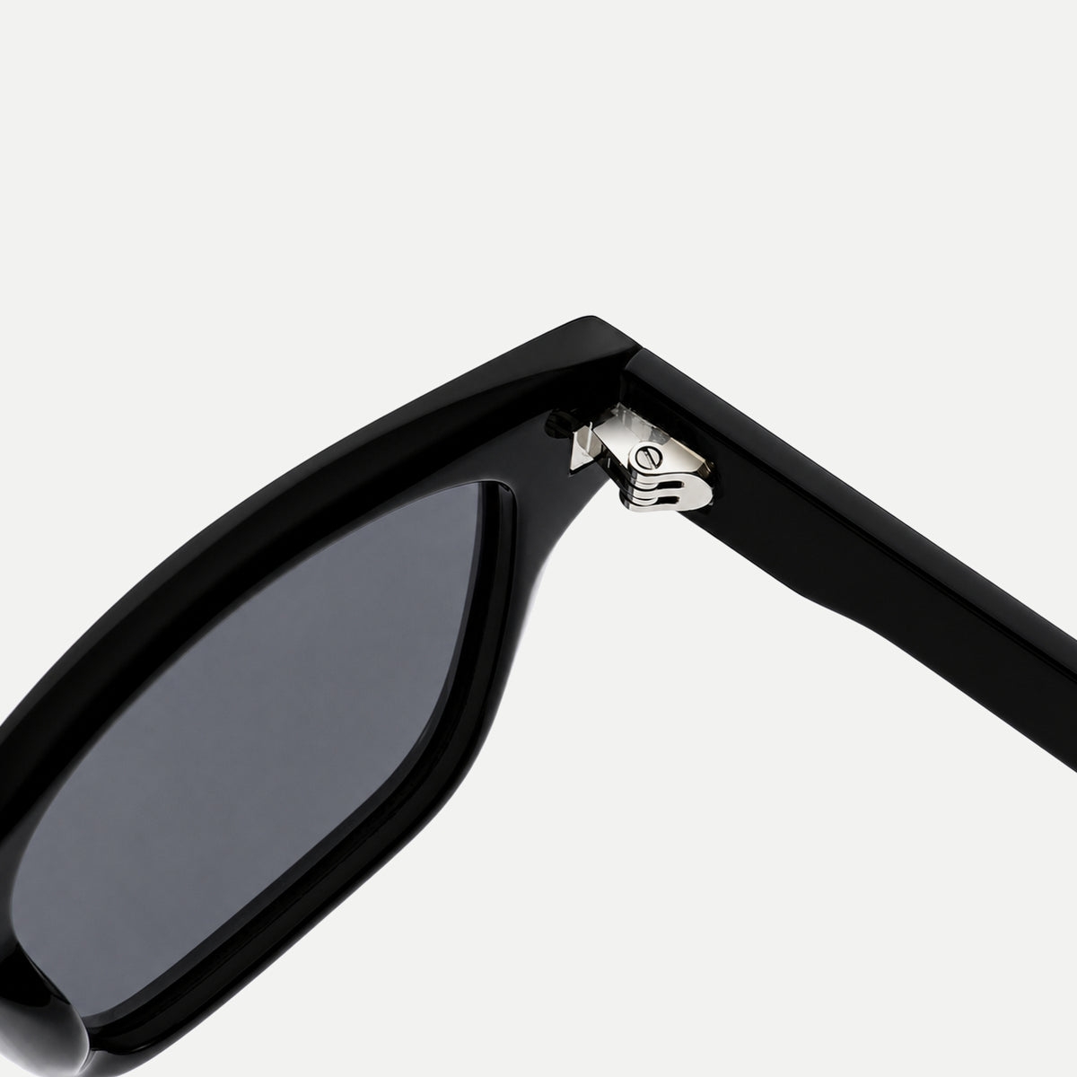 Ellis sunglasses - Black / Smoke - hinge detail