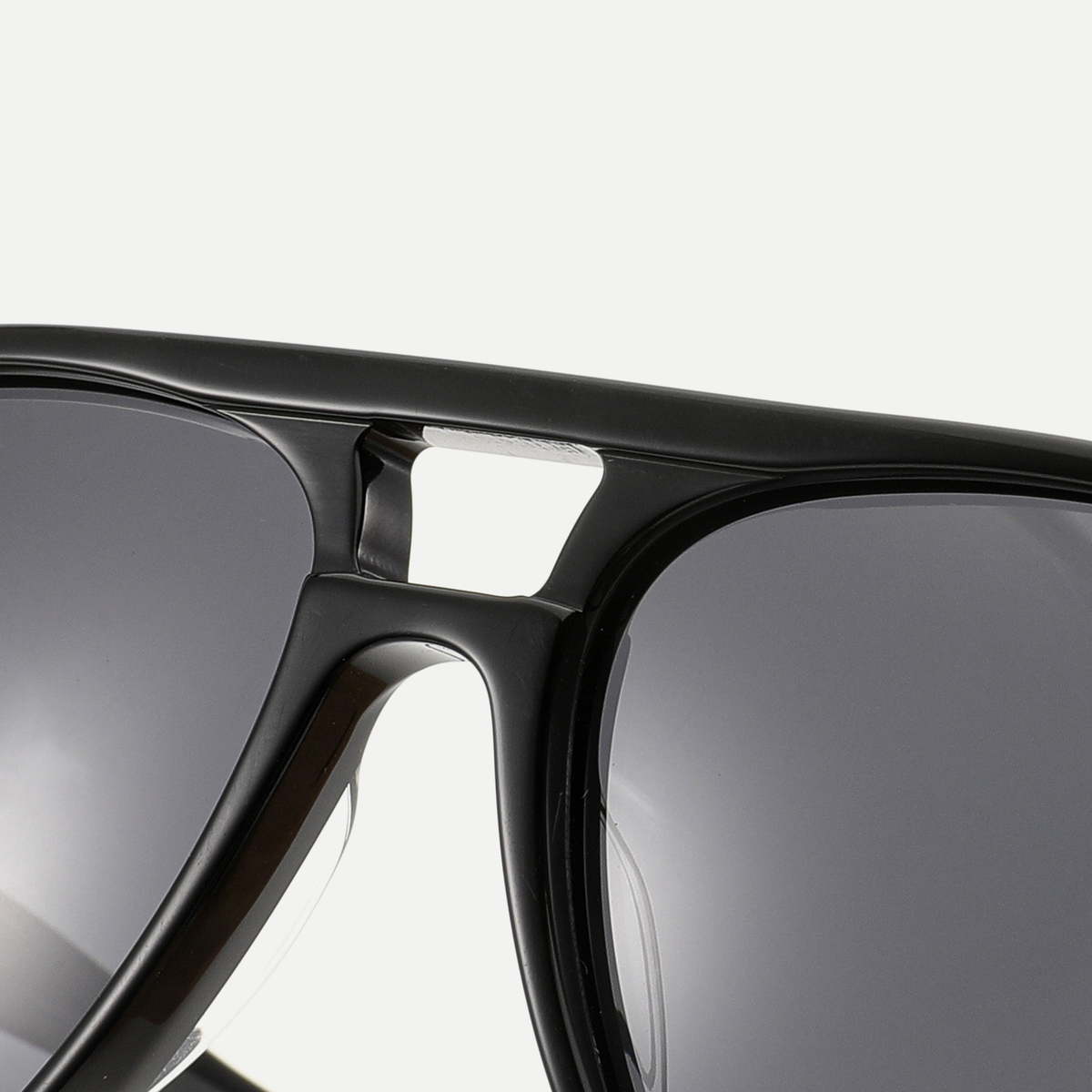 Quinn black / smoke sunglasses, frame detail