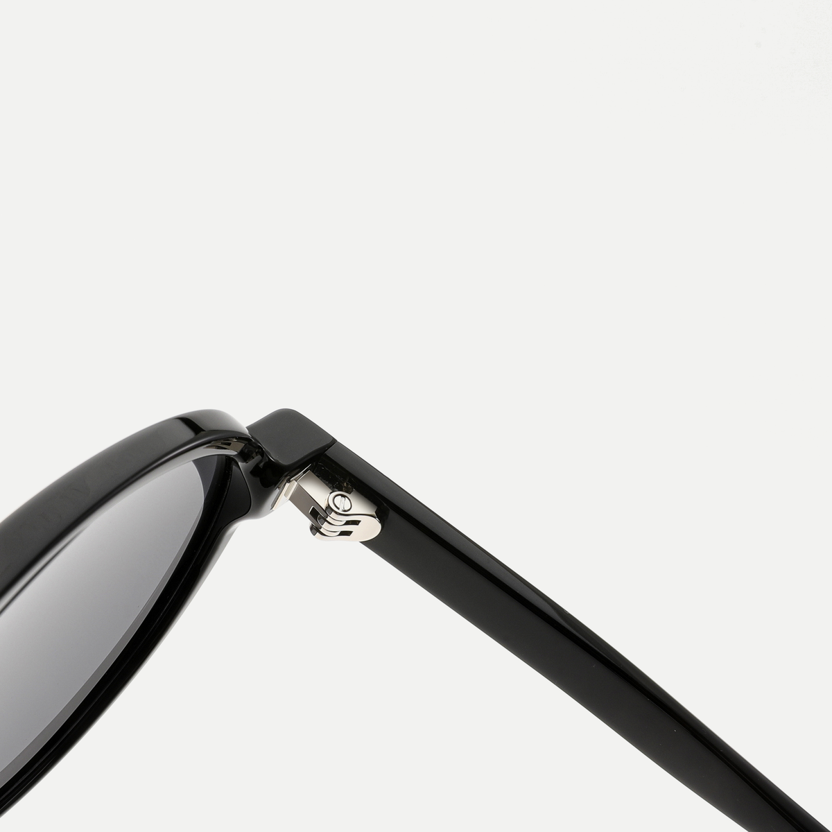 Quinn black / smoke sunglasses, frame detail
