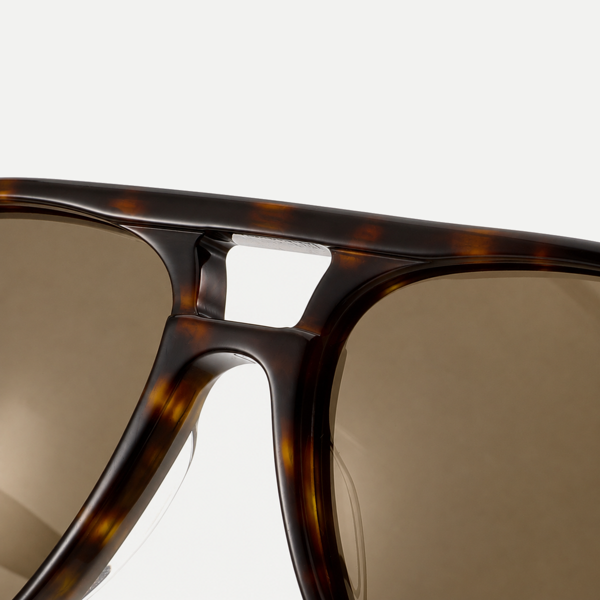 Quinn dark tortoise / brown sunglasses, frame detail