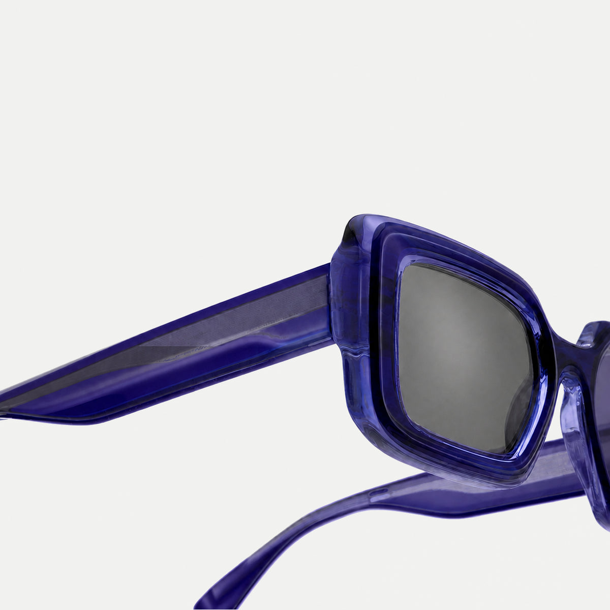 Noelle sunglasses - Crystal Violet / Smoke - hinge detail