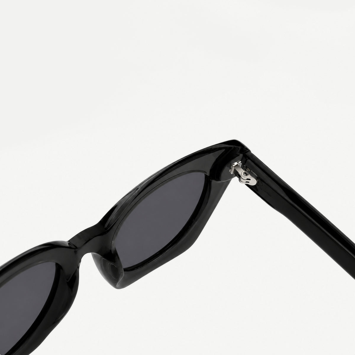 Amelie sunglasses - Black / Smoke - hinge detail