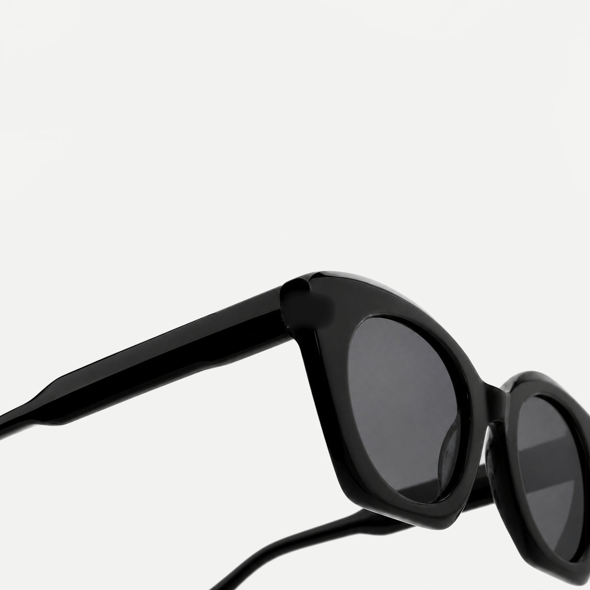 Amelie sunglasses - Black / Smoke - temple detail