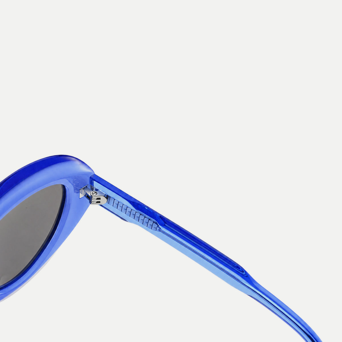 Sloane sunglasses - Crystal Blue / Smoke - hinge detail