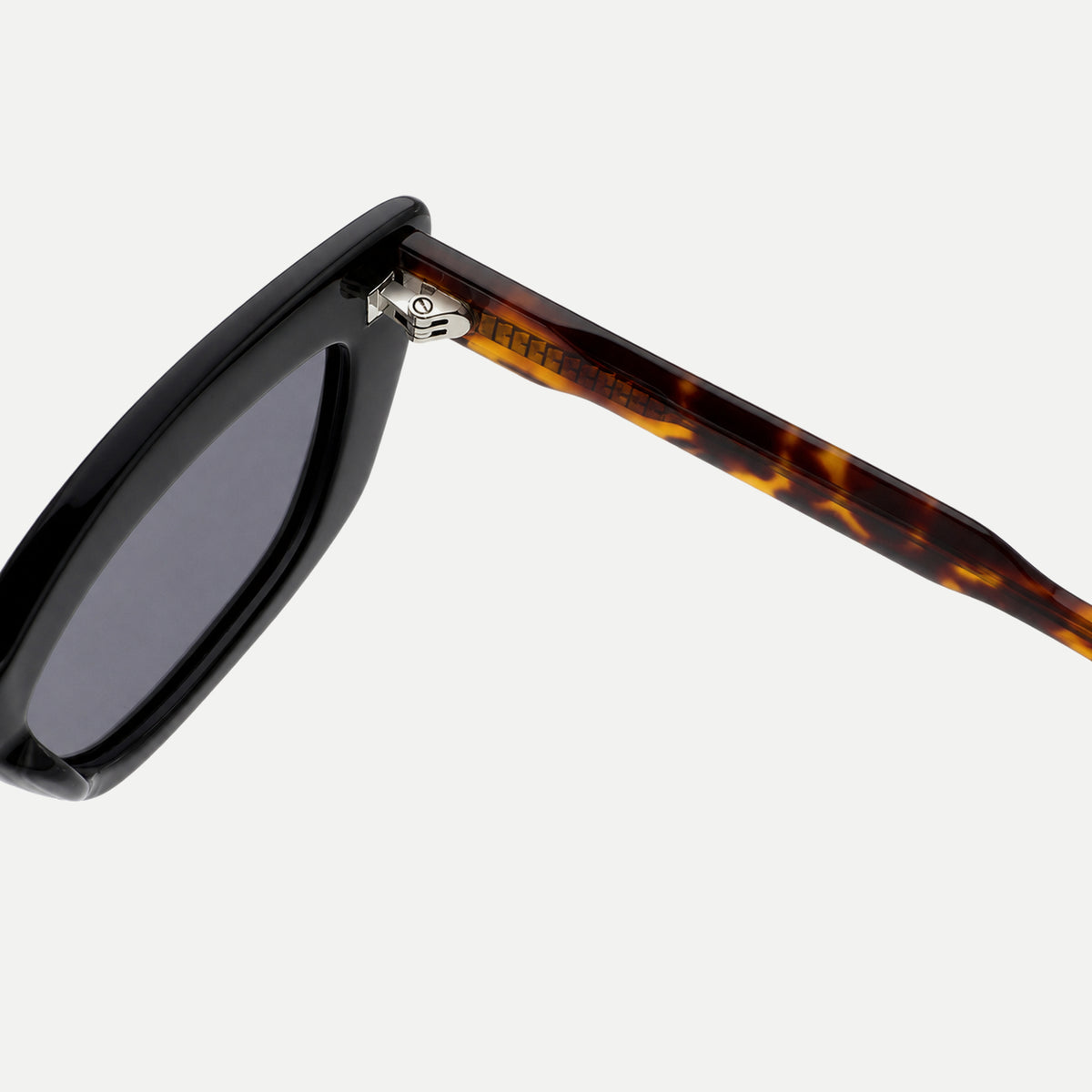 Blair sunglasses - Black Tortoise / Smoke - hinge detail