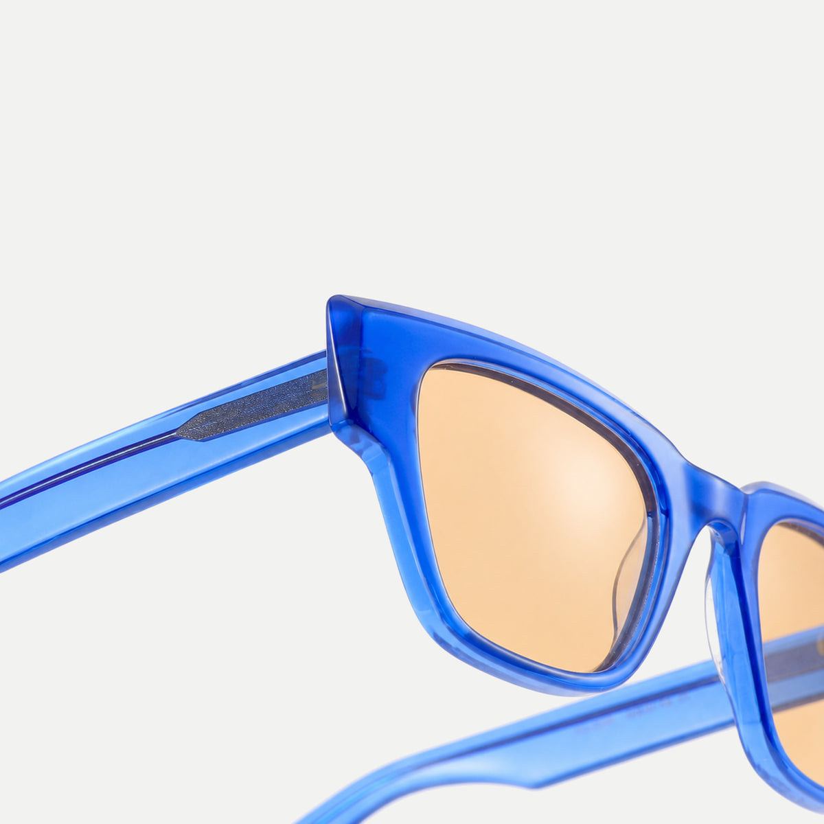 Arden sunglasses - Crystal Blue / Amber - temple detail