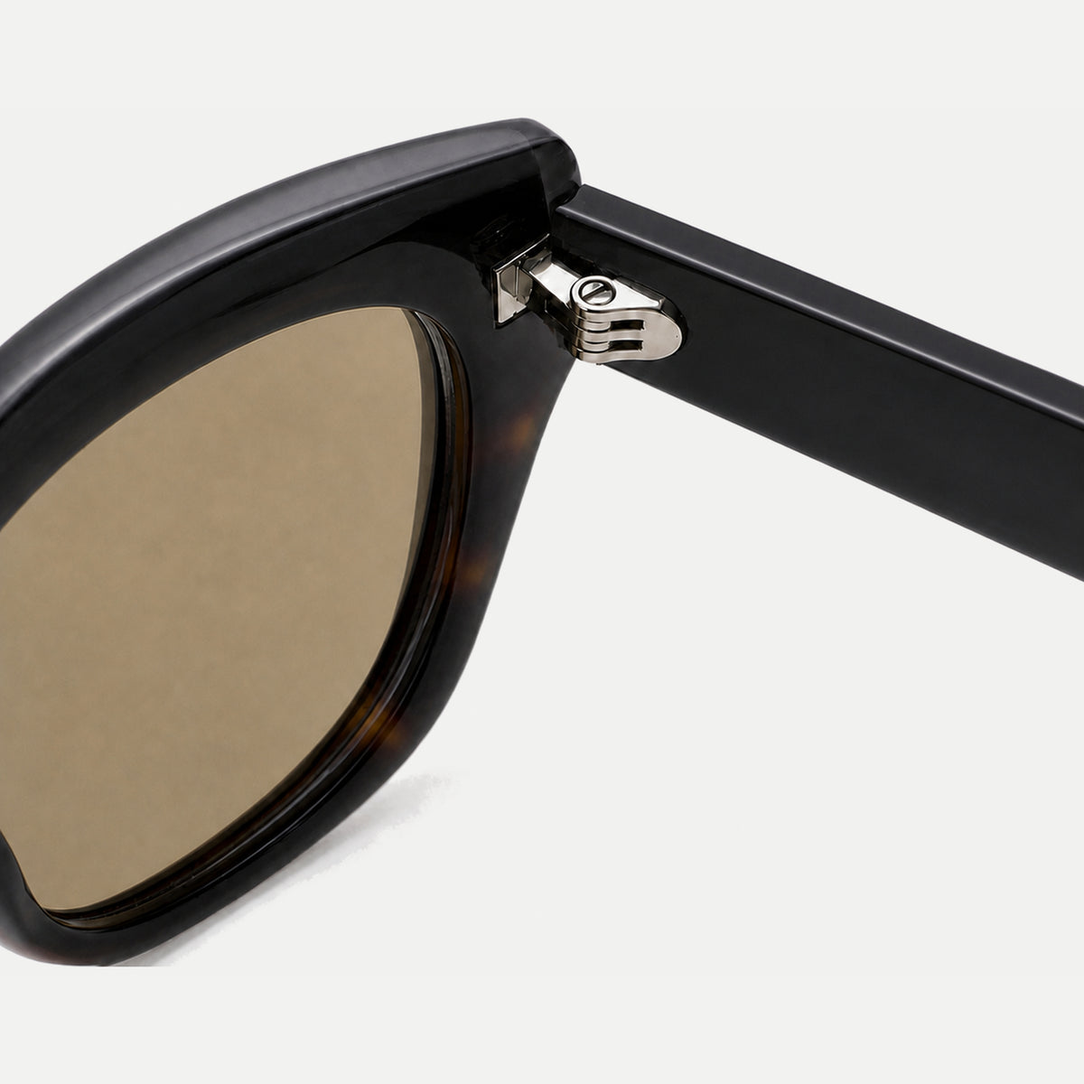 Selene sunglasses - Black / Champagne - hinge detail
