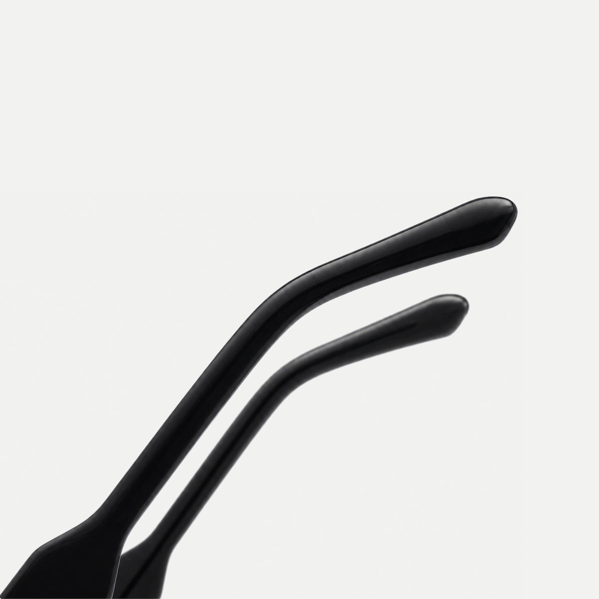 Reese sunglasses - Black / Smoke - temple detail