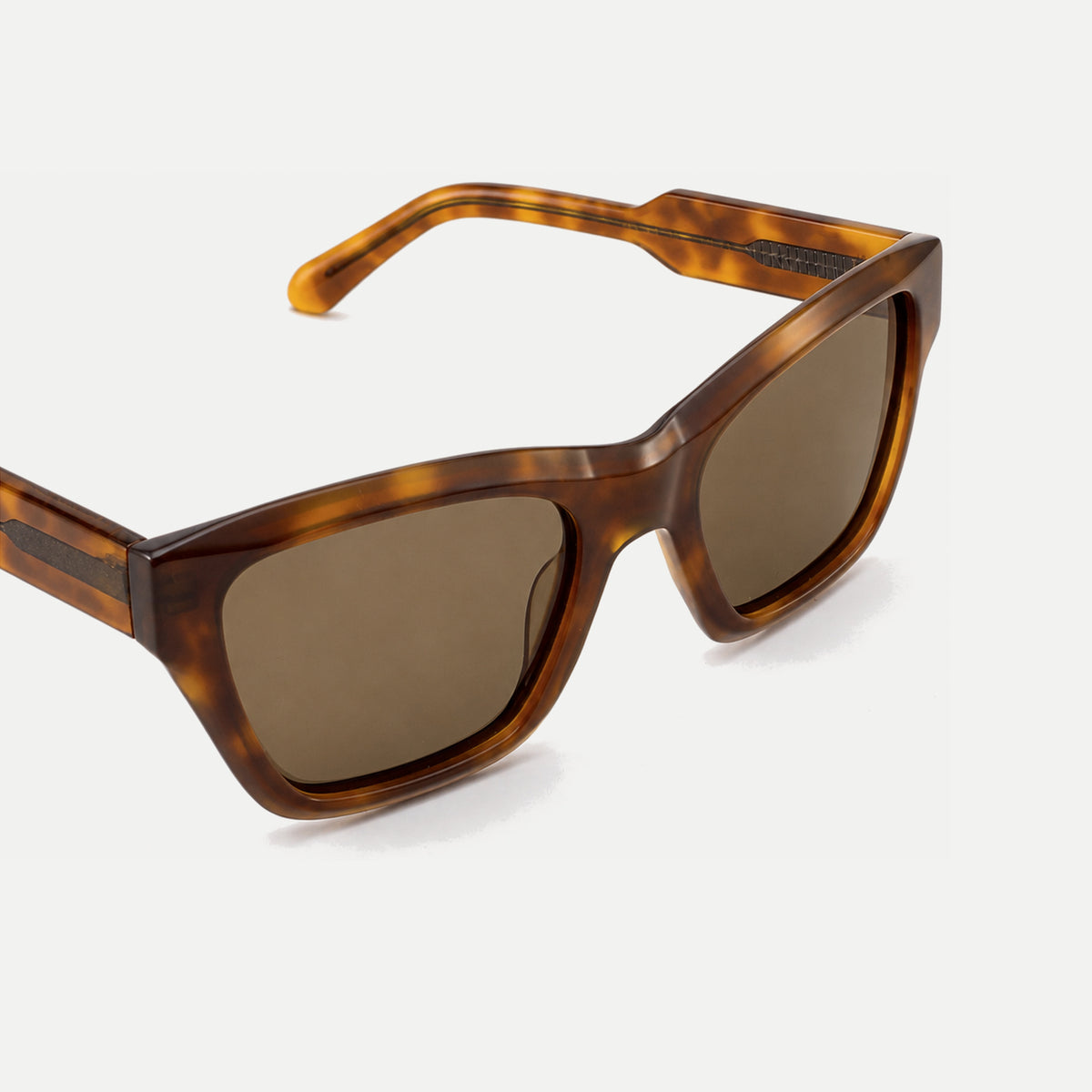 Reese sunglasses - Amber Tortoise / Brown - hinge detail