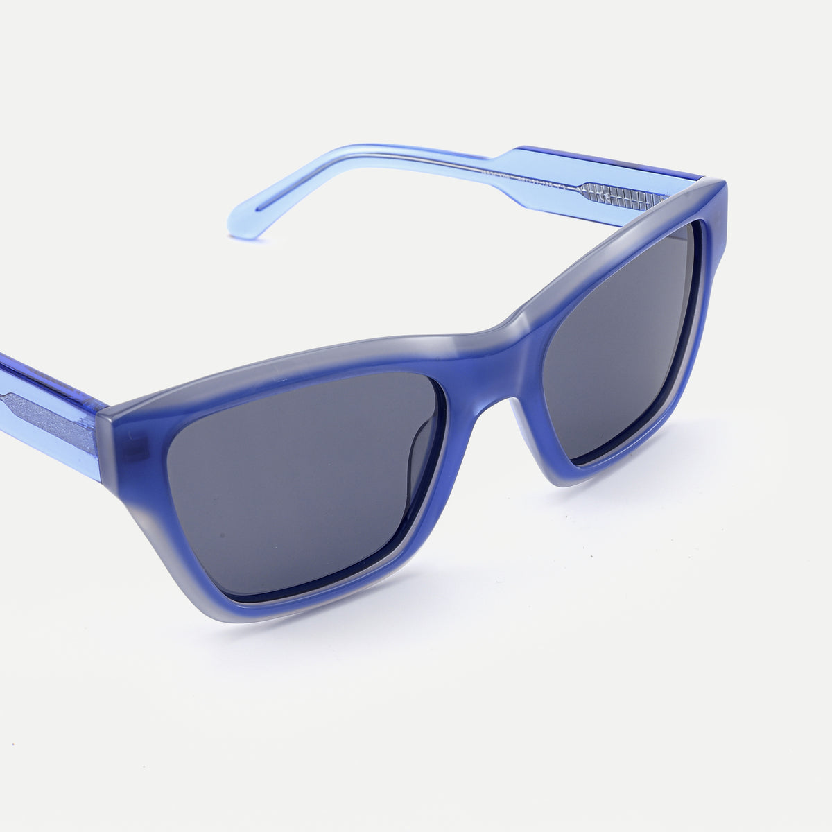 Reese sunglasses - Crystal Blue / Smoke - hinge detail