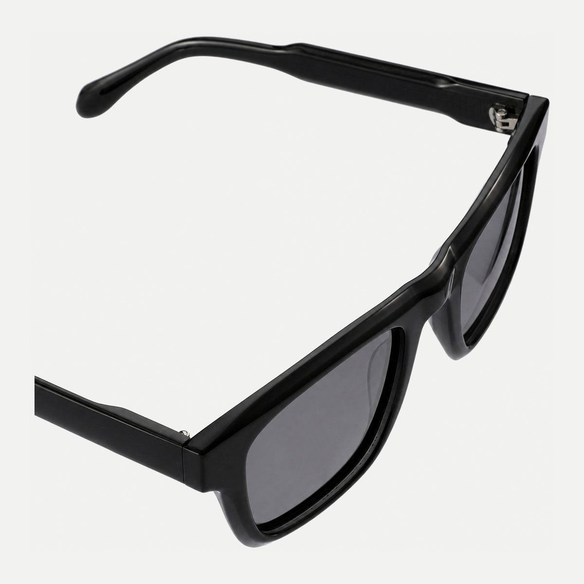 Ellis sunglasses - Black / Smoke - temple detail