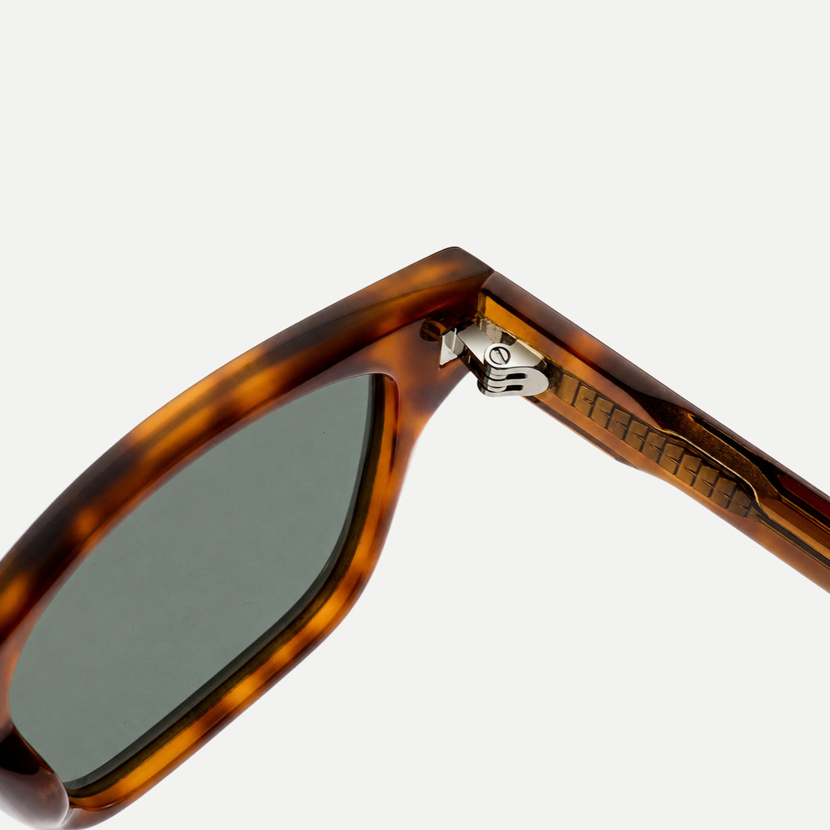 Ellis sunglasses - Amber Tortoise / Green - hinge detail