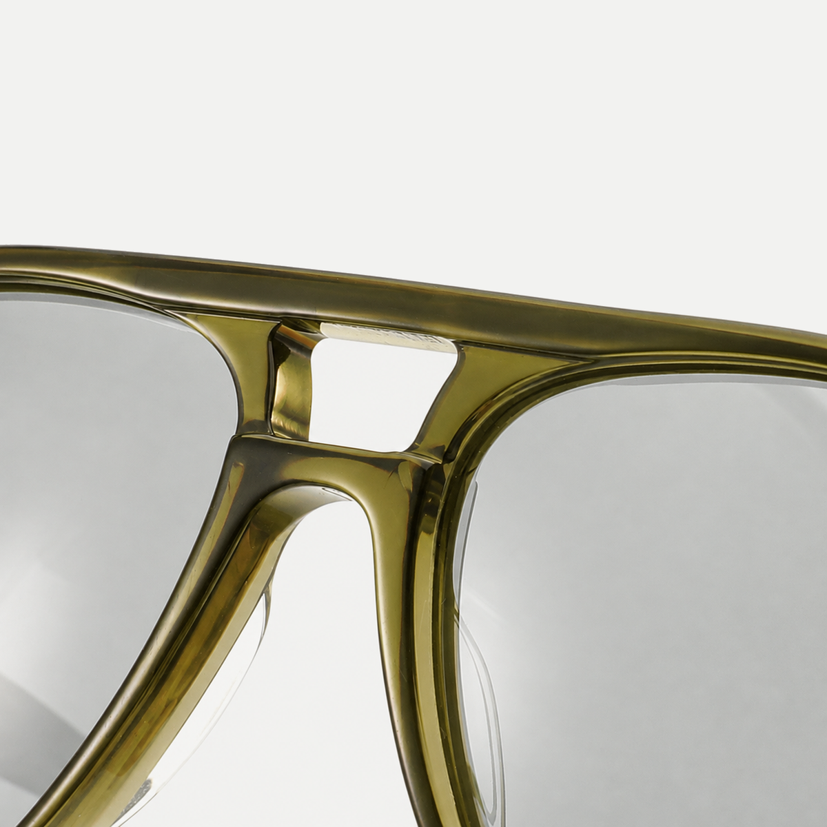 Quinn crystal olive / light smoke sunglasses, frame detail
