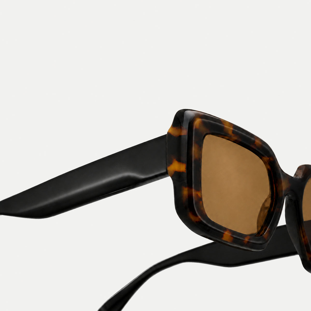 Noelle sunglasses - Tortoise Black / Brown - hinge detail