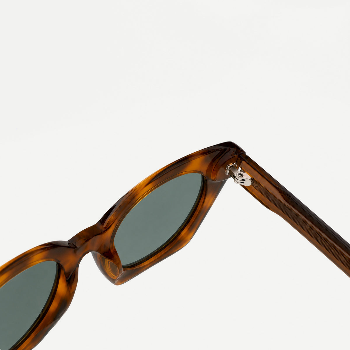 Amelie sunglasses - Amber Tortoise / Green - hinge detail