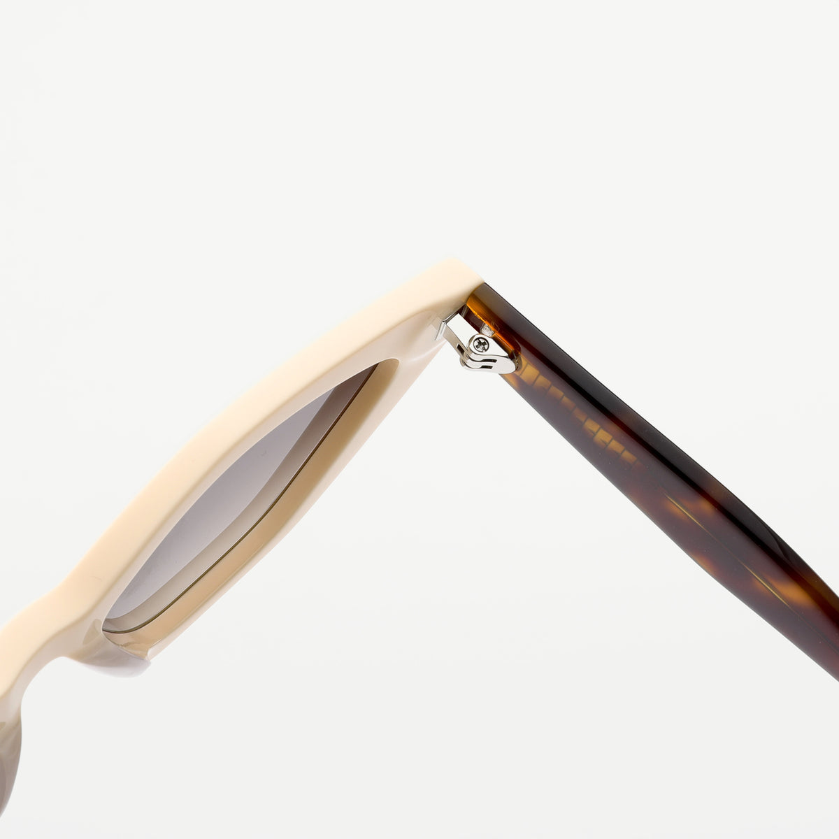 Vega sunglasses - Ivory Tortoise / Olive - hinge detail