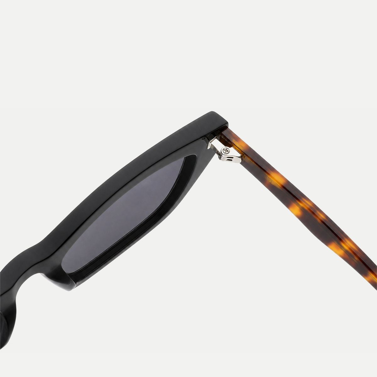 Lyra sunglasses - Black Tortoise / Smoke - hinge detail