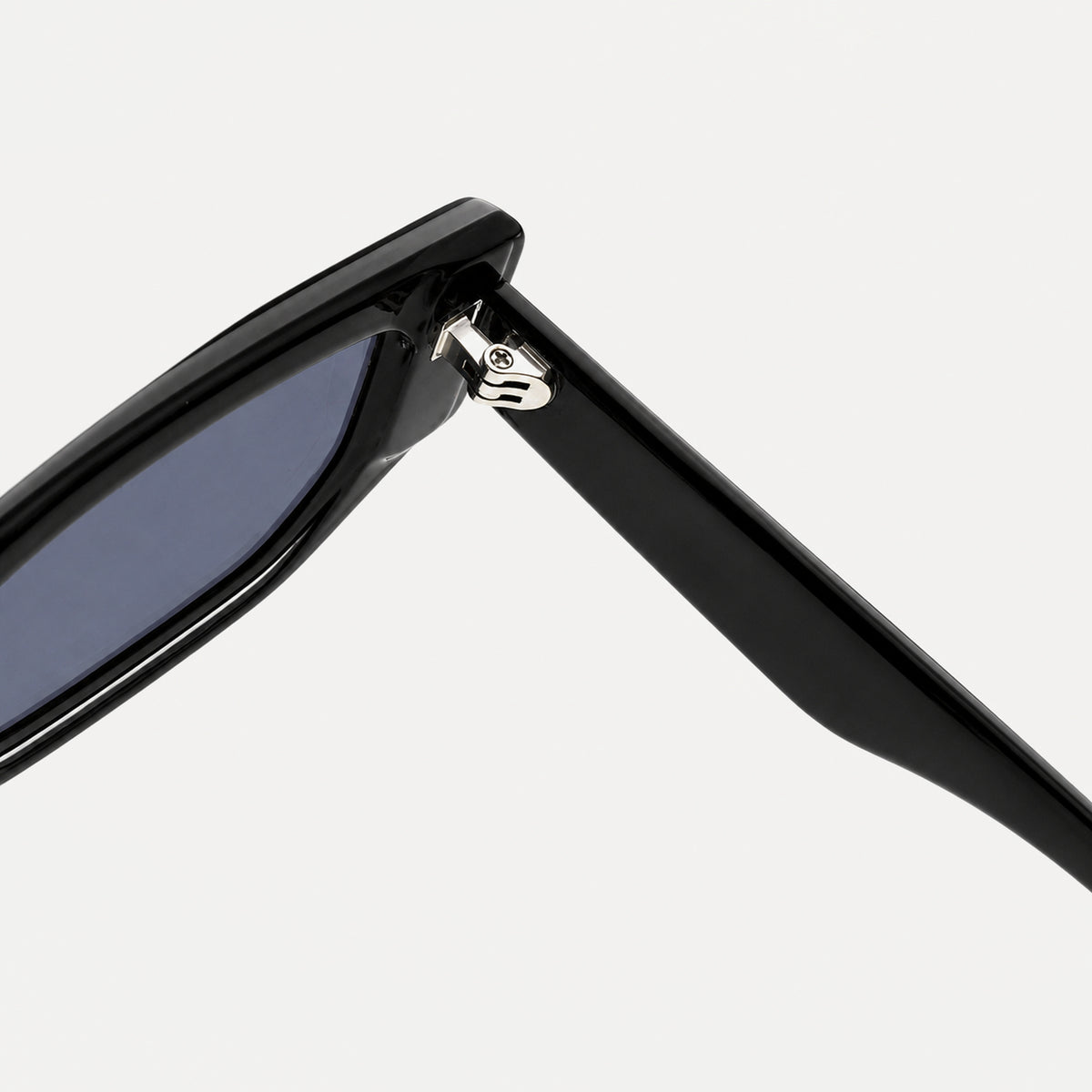 Zora sunglasses - Black / Blue Gray - hinge detail