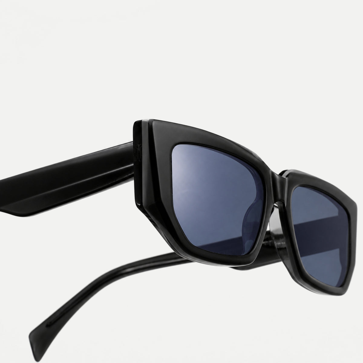 Zora sunglasses - Black / Blue Gray - temple detail