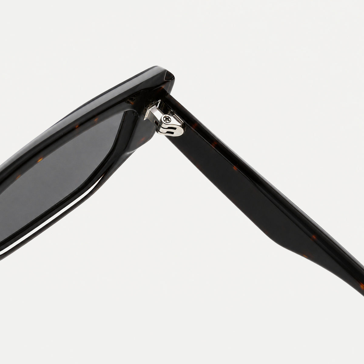 Zora sunglasses - Black Tortoise / Smoke - hinge detail