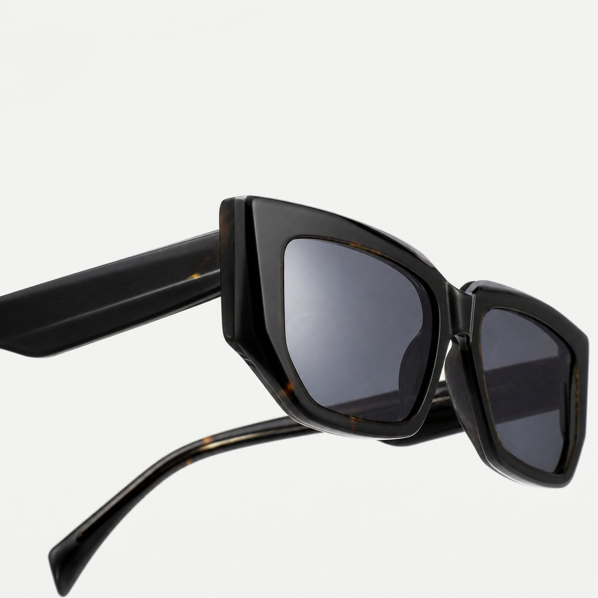 Zora sunglasses - Black Tortoise / Smoke - temple detail
