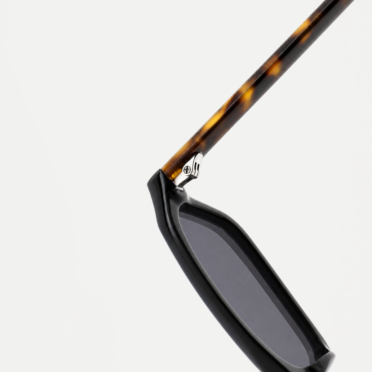 Cleo sunglasses - Black Tortoise / Smoke - hinge detail
