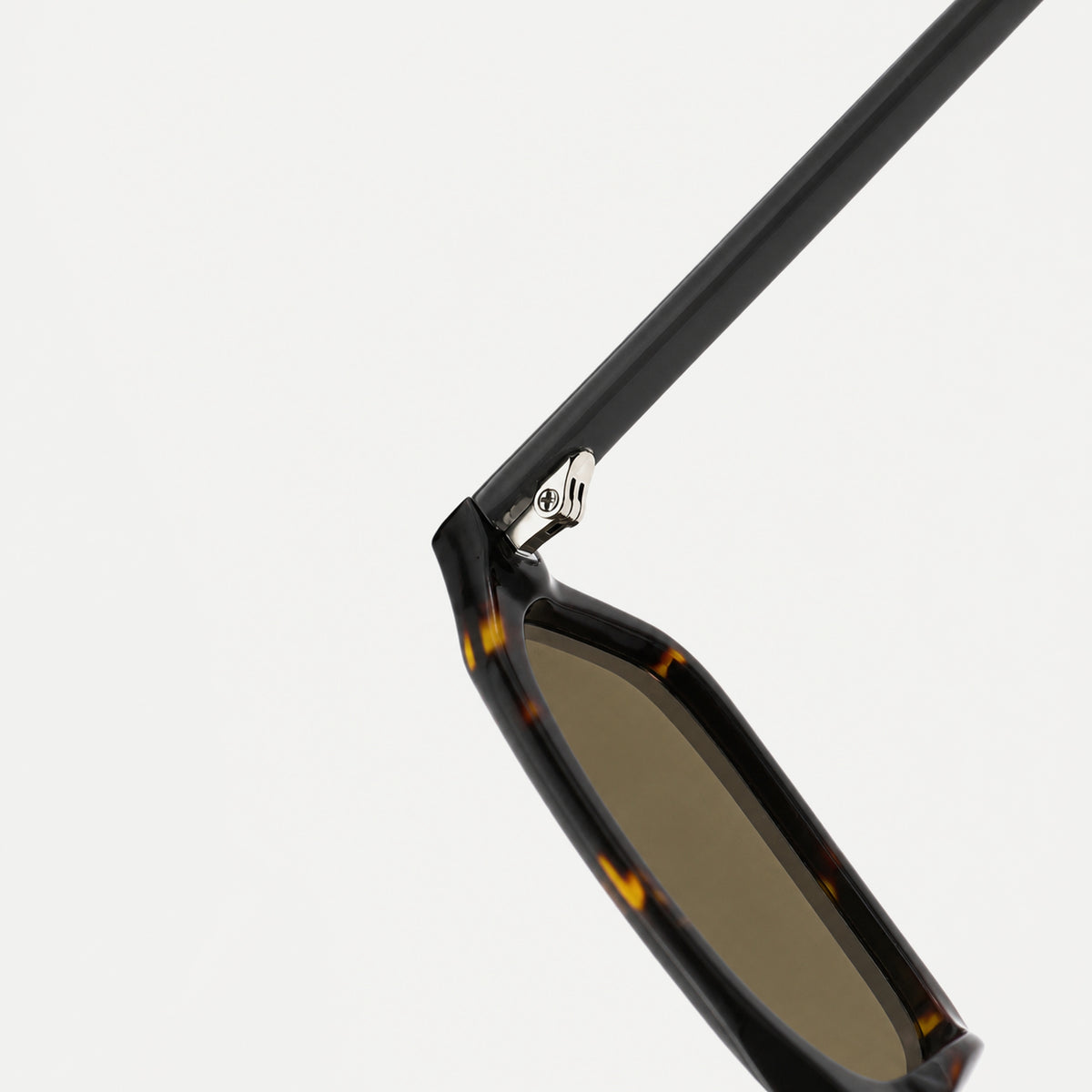 Cleo sunglasses - Black Tortoise / Olive - hinge detail